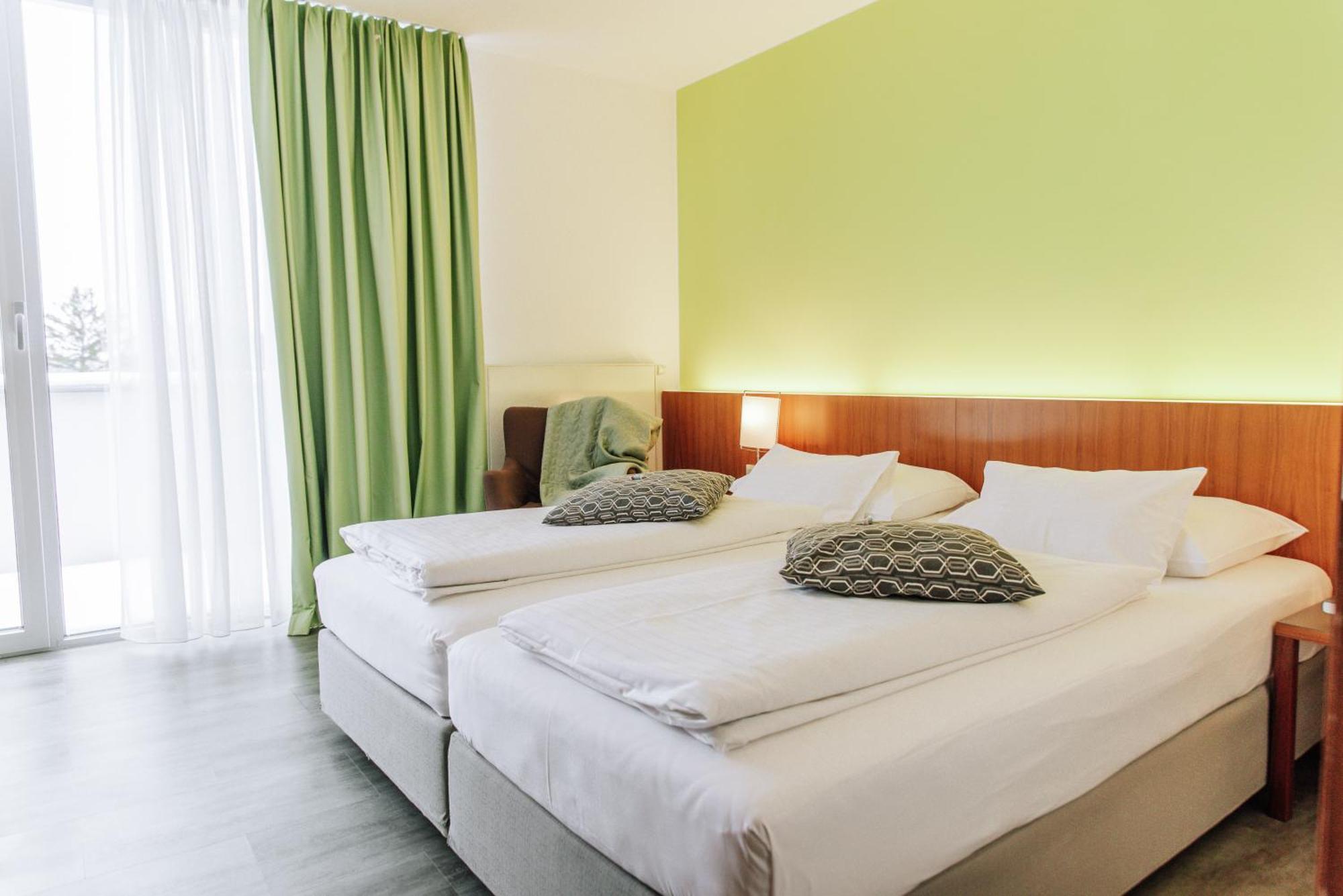 Heinhotel Vienna Airport Schwechat Bagian luar foto