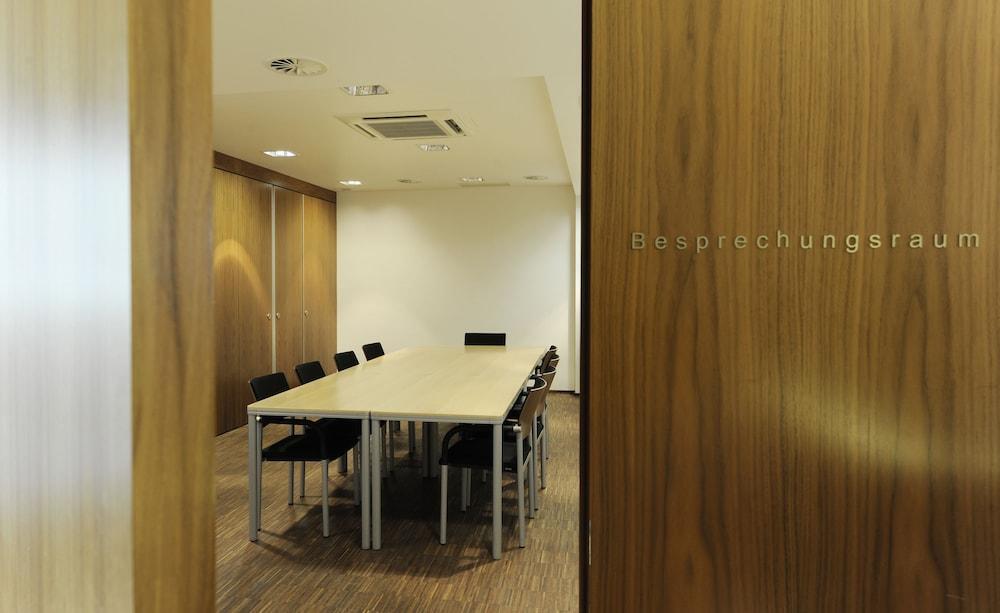 Heinhotel Vienna Airport Schwechat Bagian luar foto